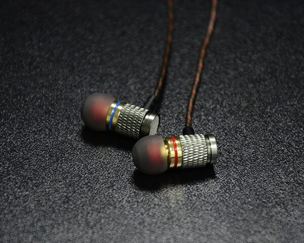 In-ear headphones metal subwoofer headphones mobile music MP3 bass explosion earplugs - Image 3